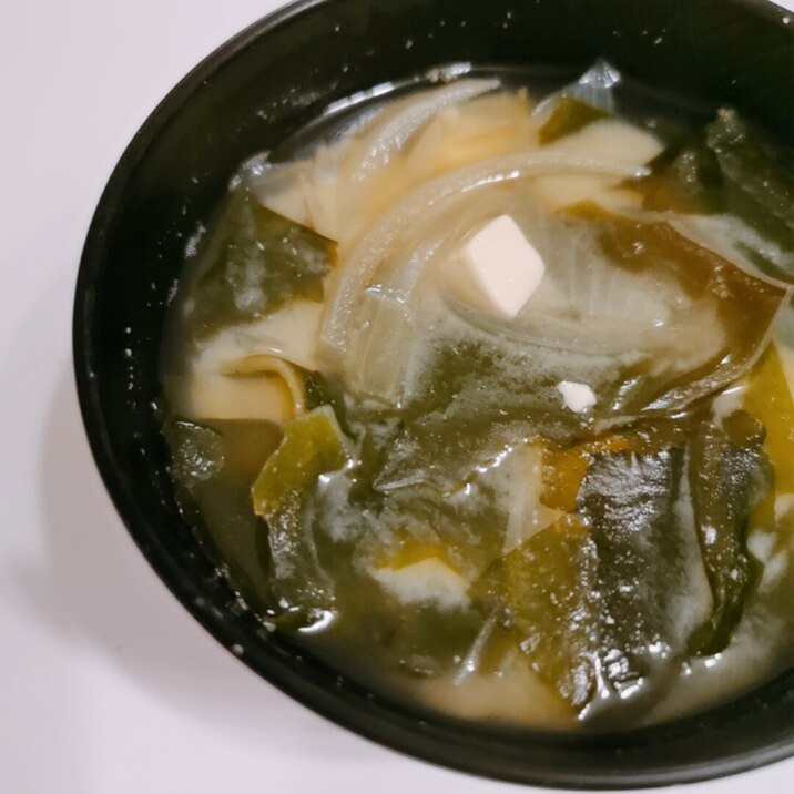 わかめと玉ねぎと豆腐の味噌汁